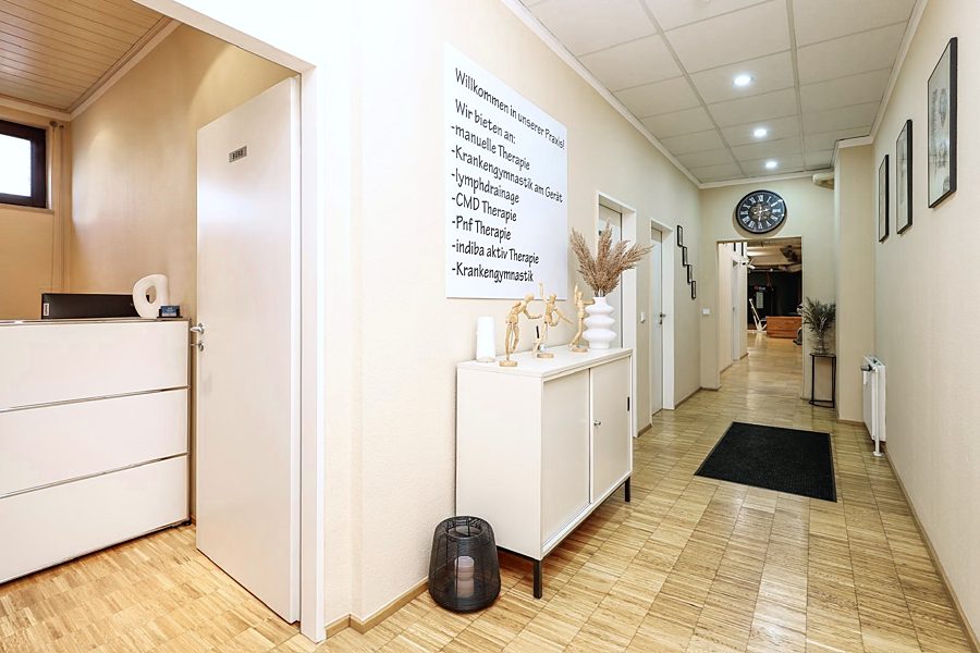 Flur der Praxis mit Übersicht der Therapieangebote an der Wand